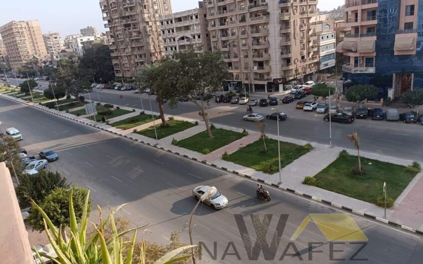 شقة للبيع على ثلاث شوارع رئيسية فى مصر الجديدة عمارة حديثة حصة جراج مدخل شيك