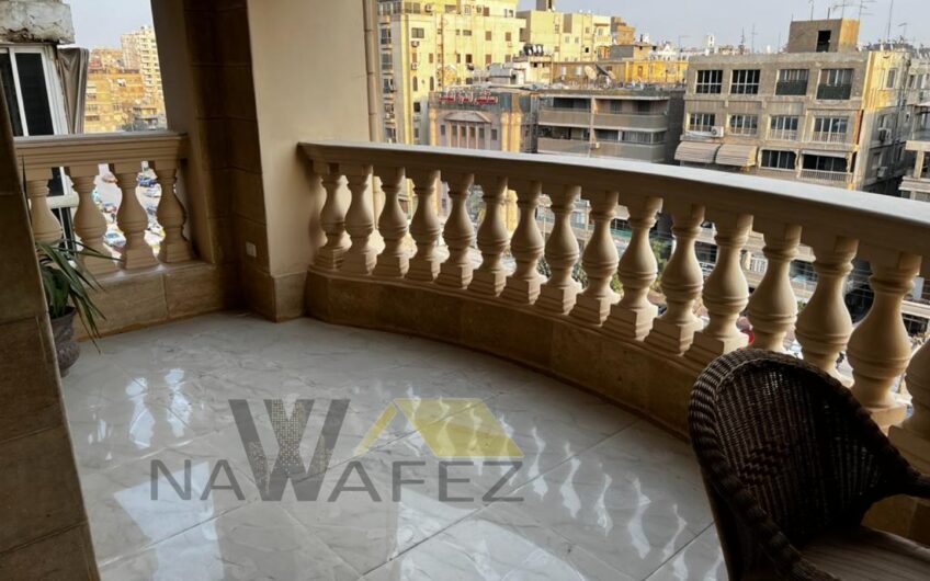 شقة تحفة للبيع بالفرش والاجهزة مصر الجديدة بجوار نادى الشمس شارع مميز مسجلة شهر عقارى